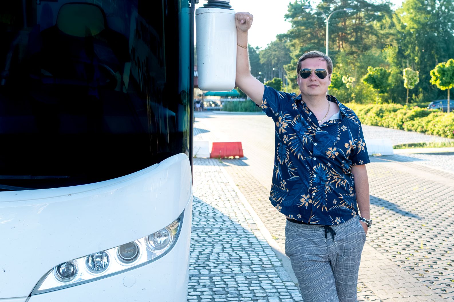 Autokar Burchacki przy hotelu o zachodzie słońca